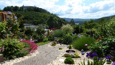 Fewo-Garten und Schloß-Edersee-Blick